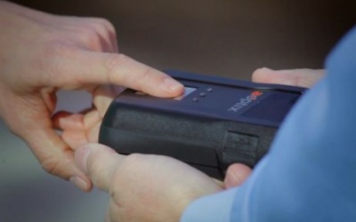 AOptix оснащен сканером отпечатка пальца