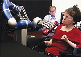 Имплантат управляет роботом-манипулятором  