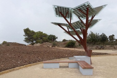 Солнечные панели "растут" на искусственном дереве