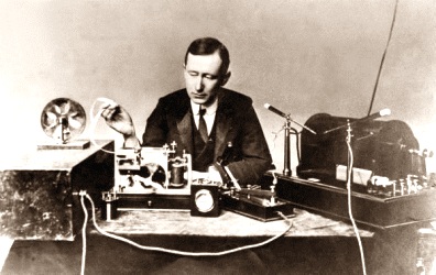Маркони демонстрирует передачу радиосигнала