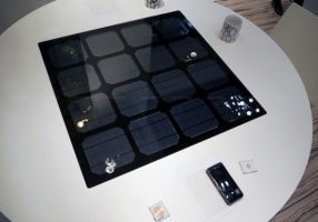 Стол с солнечной батареей для зарядки мобильных устройств