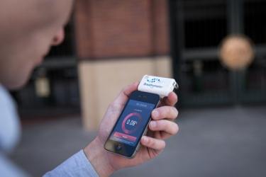 Breatometer превращает смартфон в настоящий алкотестер