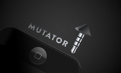 Mutator вставляется в аудио разъем iPhone