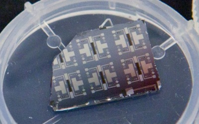 Новый транзистор имитирует связи между нейронами мозга