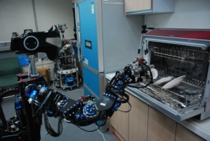 Робот Ciros справляется с посудомоечной машиной