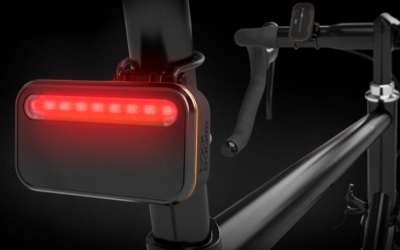 Задний фонарь меняет режим свечения в зависимости от расстояния до машины