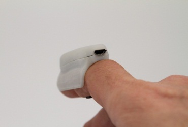 Новая мышка легко умещается на указательном пальце
